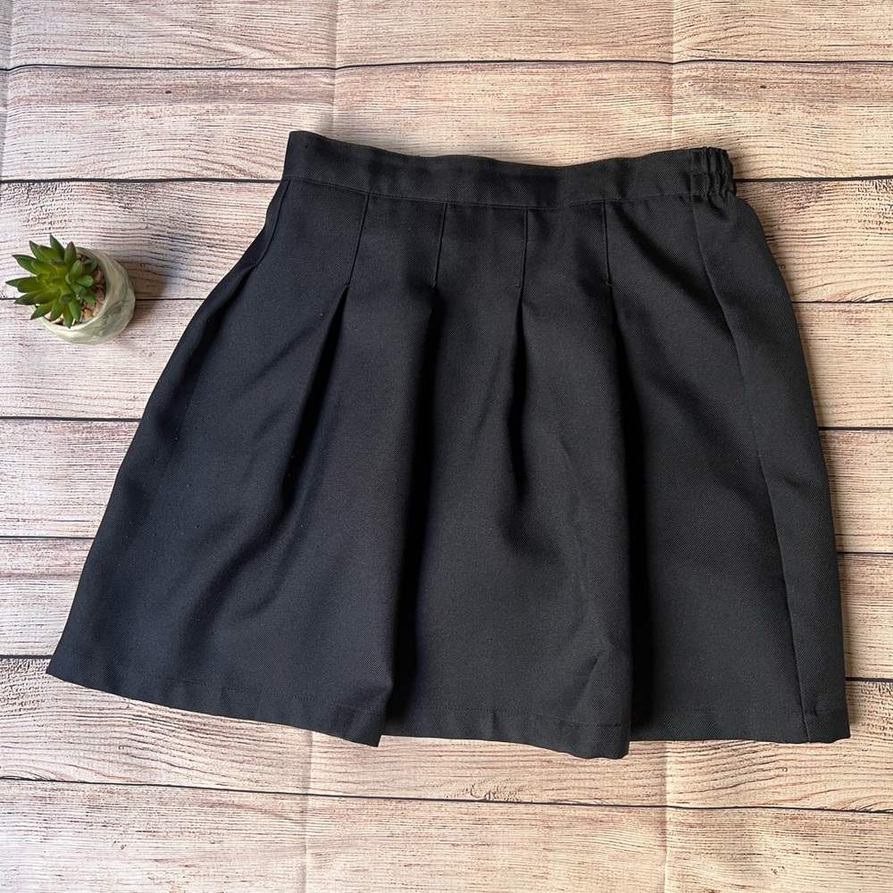 IZOD size Reg14 Navy Pleated Skirt. Good condition. Twice worn
